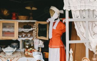 Zdjęcie przedstawiające wnętrze starej chaty.