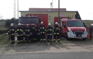 Zdjęcie samochodów gaśniczych i strażaków OSP Warpuny
