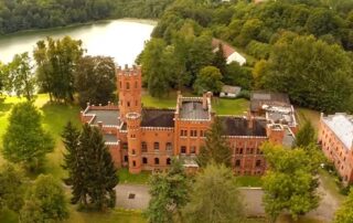 Zdjęcie zamku z lotu ptaka.